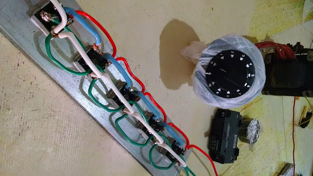 Detalhe da ligação dos fios nas pontes de retificação da máquina de solda caseira. Detalhe da ligação dos fios nas pontes de retificação da máquina de solda caseira.