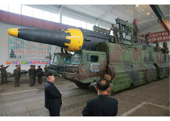 Nhà lãnh đạo Triều Tiên Kim Jong-un có mặt tại buổi phóng thử tên lửa hôm 14/5. (Ảnh: Rodong Sinmun)