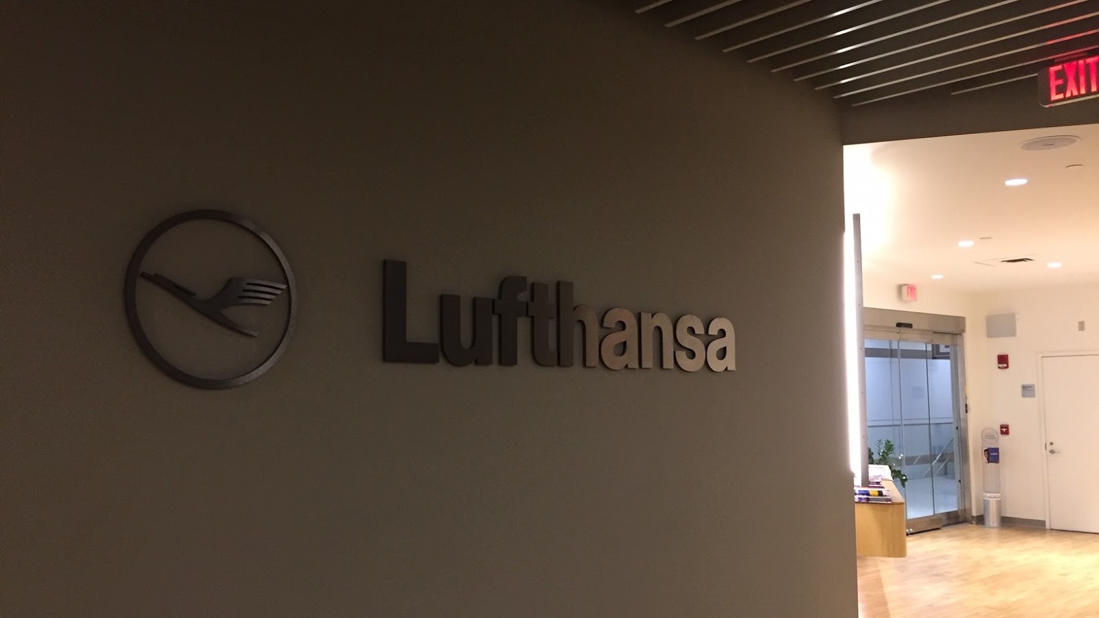 Photo Review Lufthansa Lounge, Boston Logan Airport (BOS)