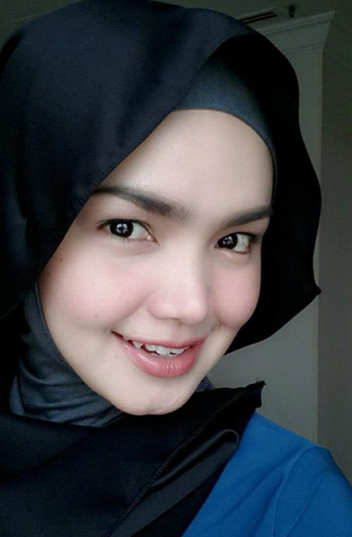 Foto Siti Nurhaliza Cantik Bertudung di Usia 34 Tahun