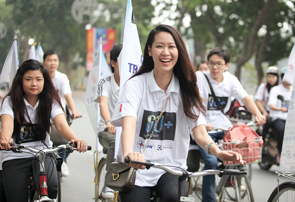 Dương Thùy Linh đạp xe ngày trái đất 2013
