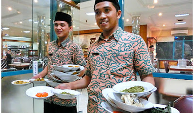 indonesian waiter Hospitality
