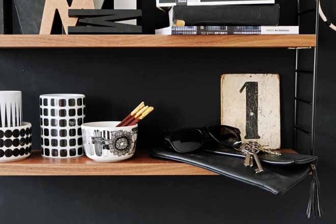 Mein String, Dein String - Verlosung - Minza will Sommer String, String Pocket, String Furniture, String Regal, Gewinnen, Verlosung, schwarze Wand, mobile Wand, Wanderwand, Tafelfarbe, Tafelwand, Tafel, Styling, Deko, Wohnen in Köln, Bloomingville, Ferm Living, Remember, Strauß Innovation, Korb, Drahtkorb, Metallkorb, Sessel, Eames, Klemmlampe, Schreibtischlampe, Vintage, Estrichboden, Lichterkette, Granit, Typo, Interior Design, Einrichten, Wandgestaltung, Fell mit langen Haaren, schwarzweiß wohnen, Typo, Buchstaben, Minza will Sommer