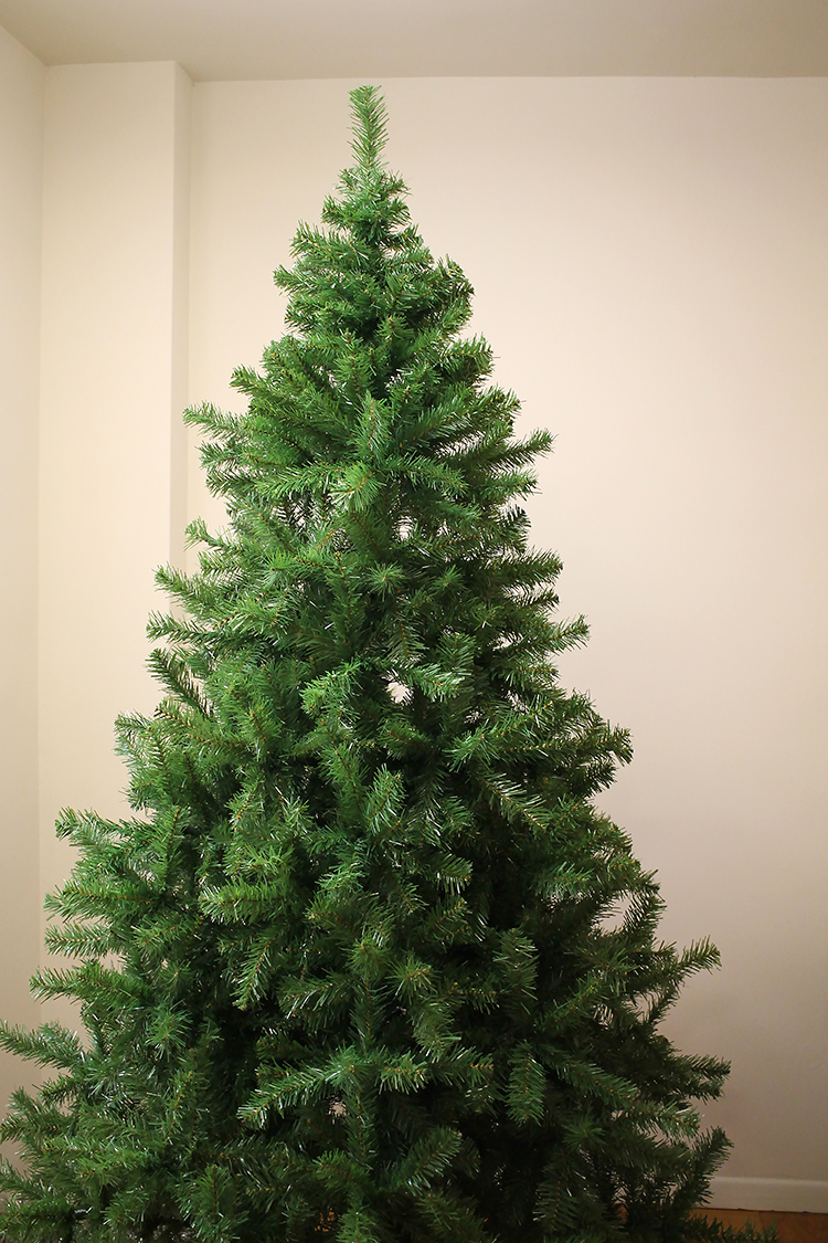 How to decorate the perfect Christmas tree in 10 steps (and dismantle