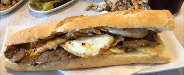 Bocadillo de carne de caballo de la casa Nova en Albal Bocadillo de carne de caballo con patatas y huevo frito