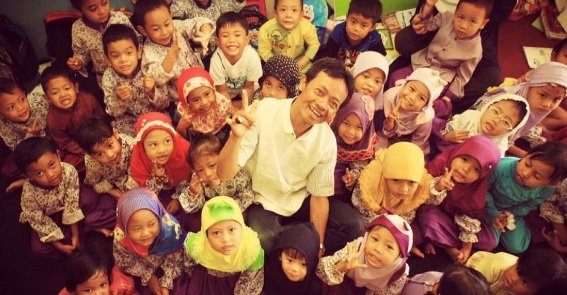 Lakukan Proyek Akhirat, Tukang Parkir Ini Bangunkan Sekolah Islam Gratis Untuk Anak Tak Mampu