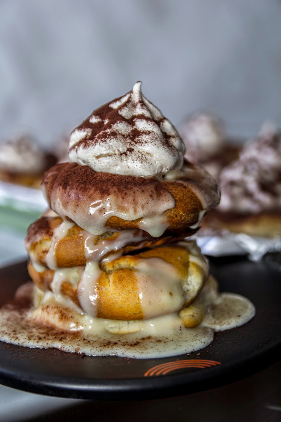 ciambelle di pasta choux al forno con crema pasticcera e meringhe