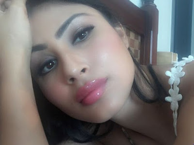 Mouni Roy Lips