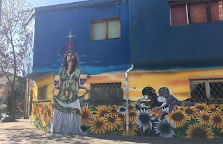 AU CHILI, L'ART DE RUE EST AUTORISÉ PARTOUT. IL SUFFIT QUE LES PROPRIÉTAIRES DONNENT LEUR ACCORD. GÉNÉRALLEMENT CE SONT EUX QUI SOUHAITENT QU'UN ARTISTE PEIGNE LEUR MAISON. MAIS AUSSI LES FAÇADES DES BARS, RESTAURANTS ET BOÎTES DE NUIT.