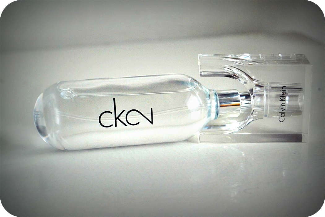 Aasian ottaa iso musta kukko