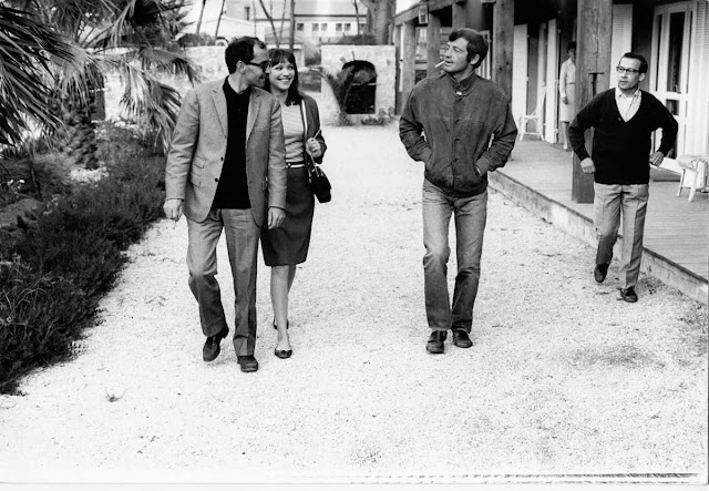 Jean Paul%2BBelmondo%2C%2BAnna%2BKarina%2Band%2BDirector%2BJean Luc%2BGodard%2Bon%2Bthe%2Bset%2Bof%2BPierrot%2C%2Ble%2Bfou%2C%2B1965