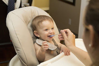 cara membersihkan mulut bayi 