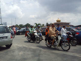 Ucus : Two straight row at Masjid Gelang Patah