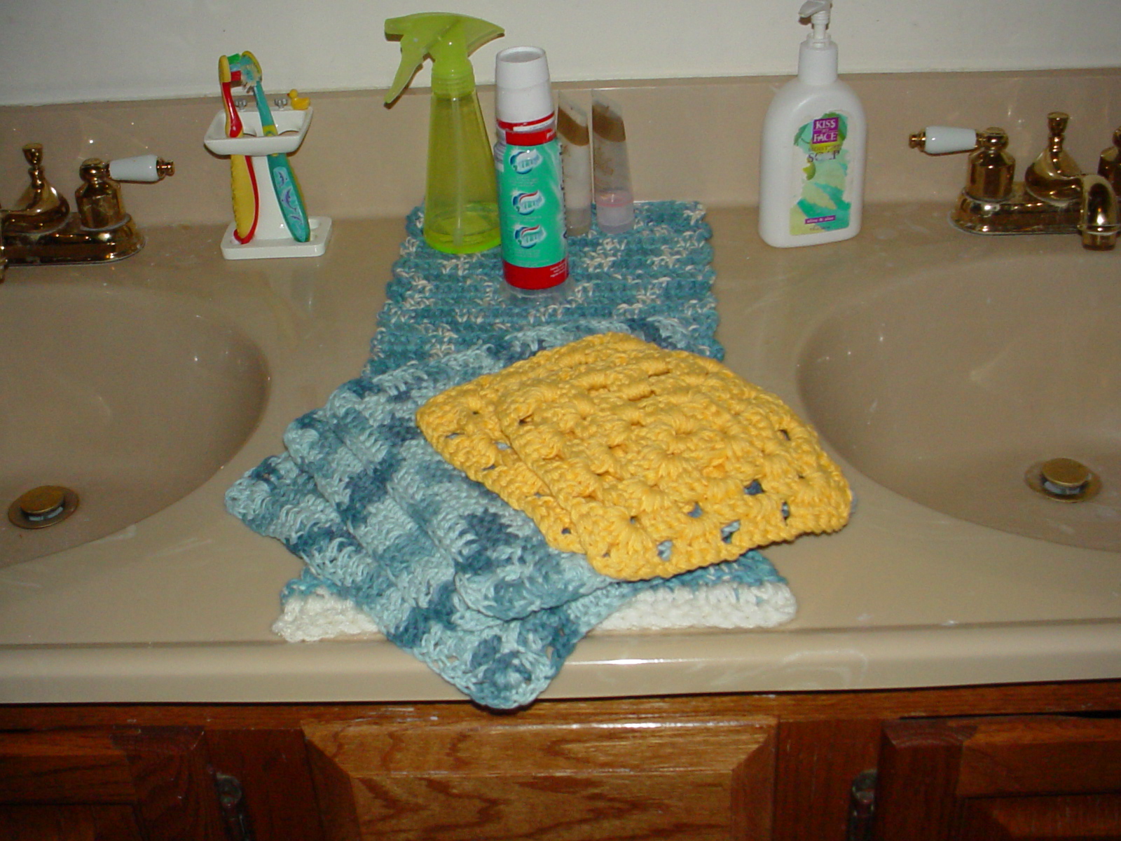 Free Craft Project - Crochet Topped Kitchen Towel | Buttonless