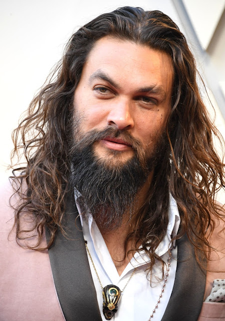 Jason Momoa indossa originali gioielli in stile piratesco.