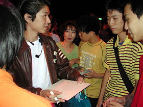 Masaya Matsukaze signing autographs