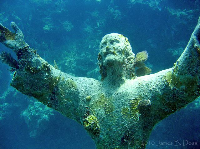 Бездна краткое содержание. Христос в Сан Фруттуозо Италия. Сан Фруттуозо Италия статуя Христа. Христос из бездны в Сан-Фруттуозо в Италии. Статуя Иисуса Христа под водой.