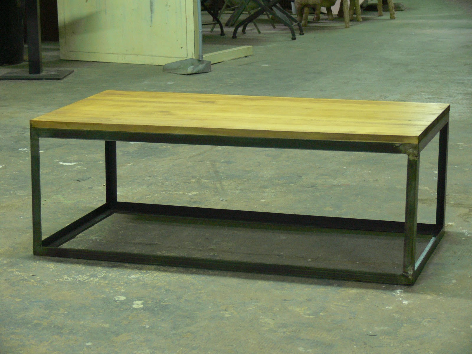 Mesas y sillas en metal de estilo industrial en hierro y madera