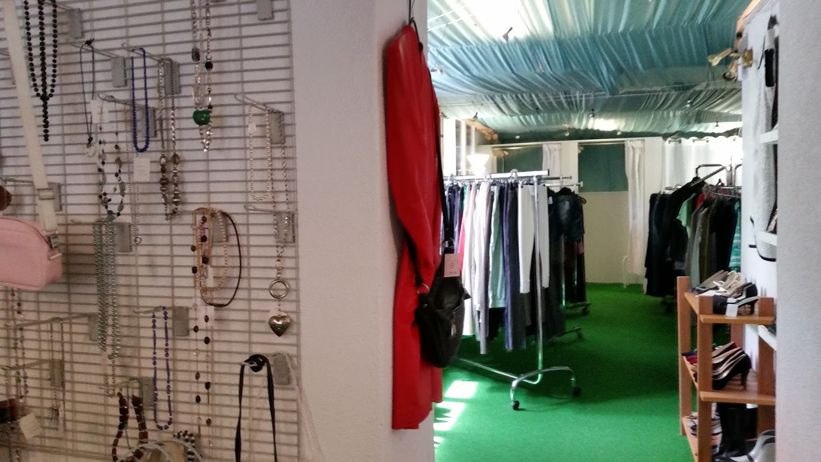 Thrifting in Zürich Find It, Secondhand Boutique, Schlieren