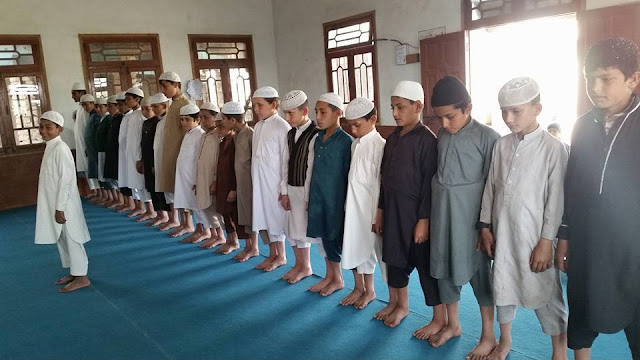 Sudah Benarkah Shaf Anda Ketika Melakukan Sholat Bejamaah? Baca Penjelasan Berikut... Sudah Benarkah Shaf Anda Ketika Melakukan Sholat Bejamaah? Baca Penjelasan Berikut...