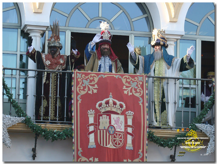 Sus Majestades los Reyes Magos saludan desde el balcón del Ayuntamiento