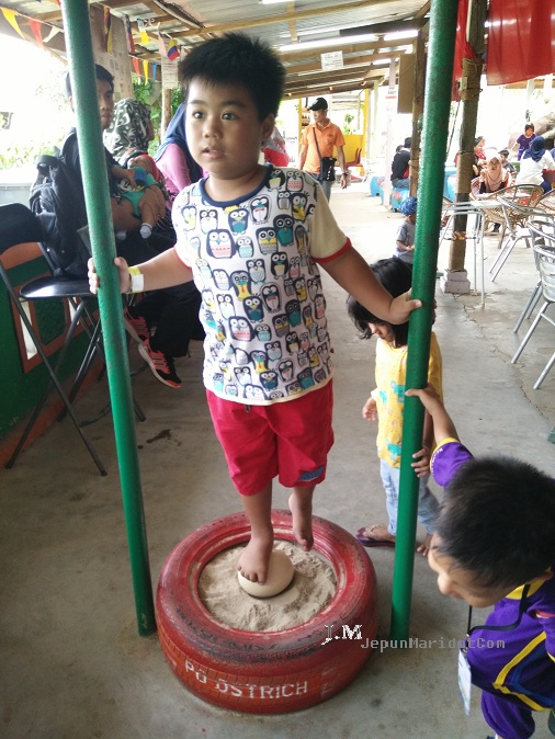 Jalan-jalan di PD Ostrich Farm Jalan-jalan di PD Ostrich Farm