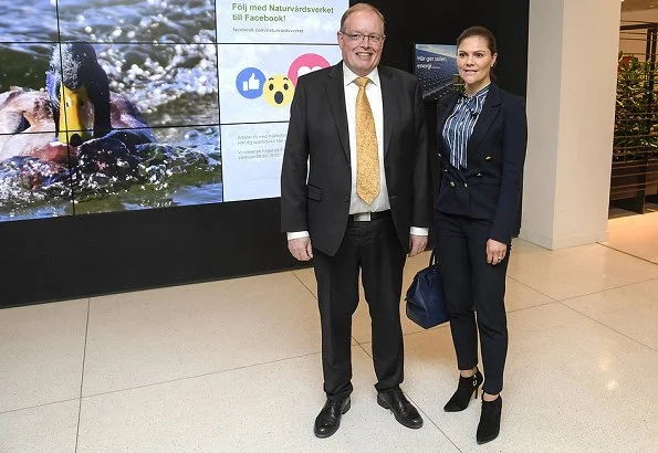 Crown Princess Victoria wore H&M Navy Blue Blazer Gold Buttons and Af Klingberg rakel suede nero boots and carried Longchamp large tote bag