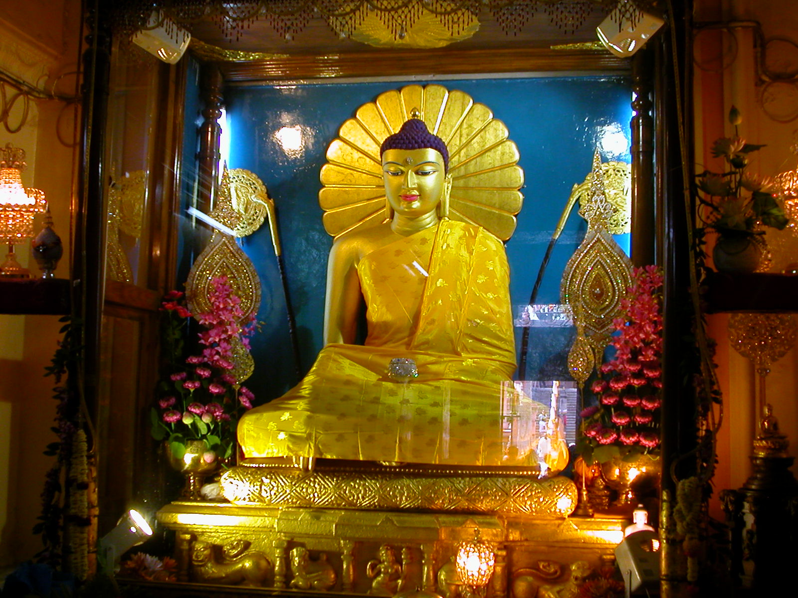http://3.bp.blogspot.com/-bFDM3srVv24/UB3goHjtrEI/AAAAAAAAIeE/D0d4l1JDlz0/s1600/Mahabodhi-Temple-central-shrine-785317.JPG