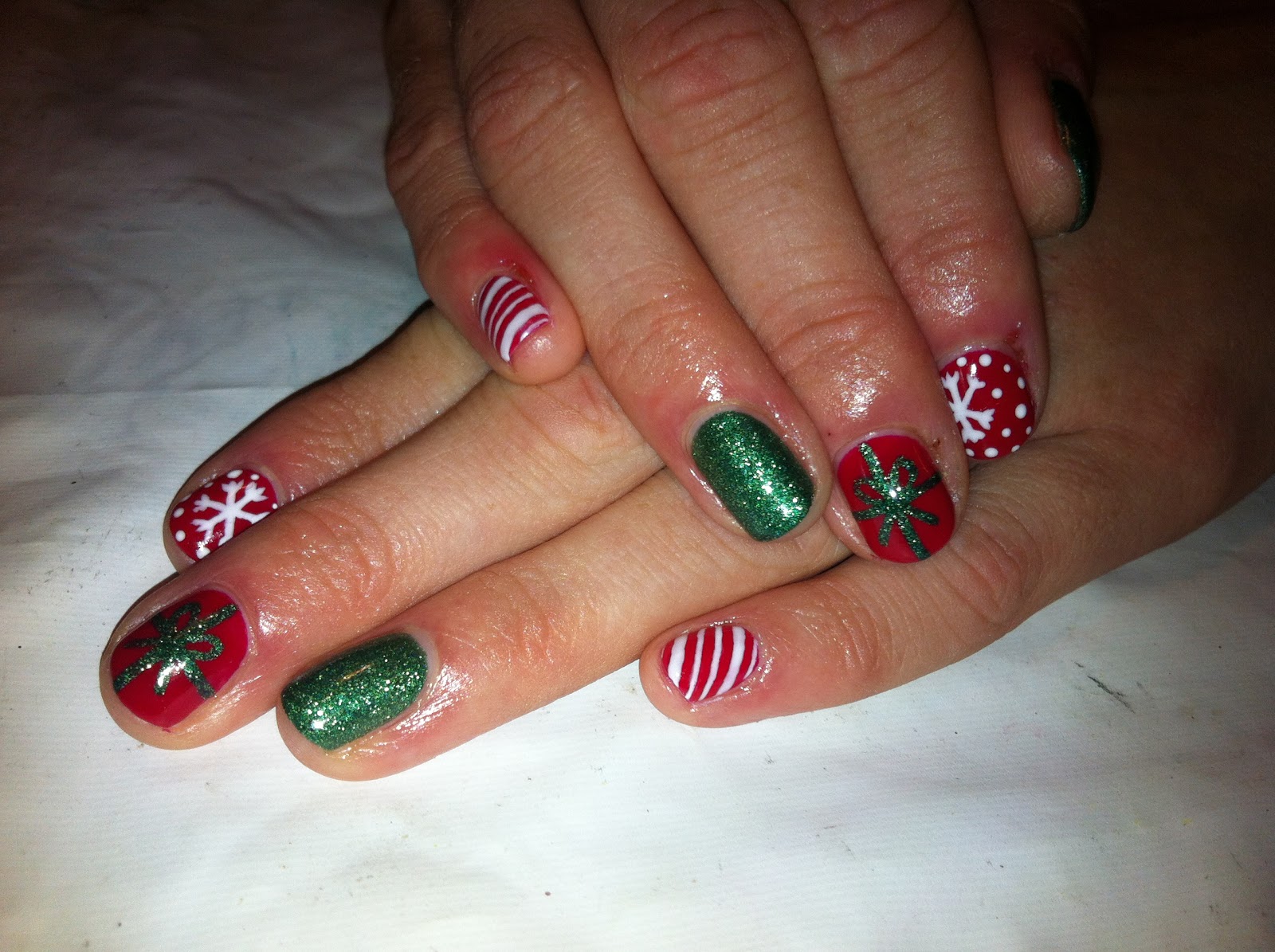 Brush up and Polish up! CND Shellac Christmas Nail Art 2 Red, Green