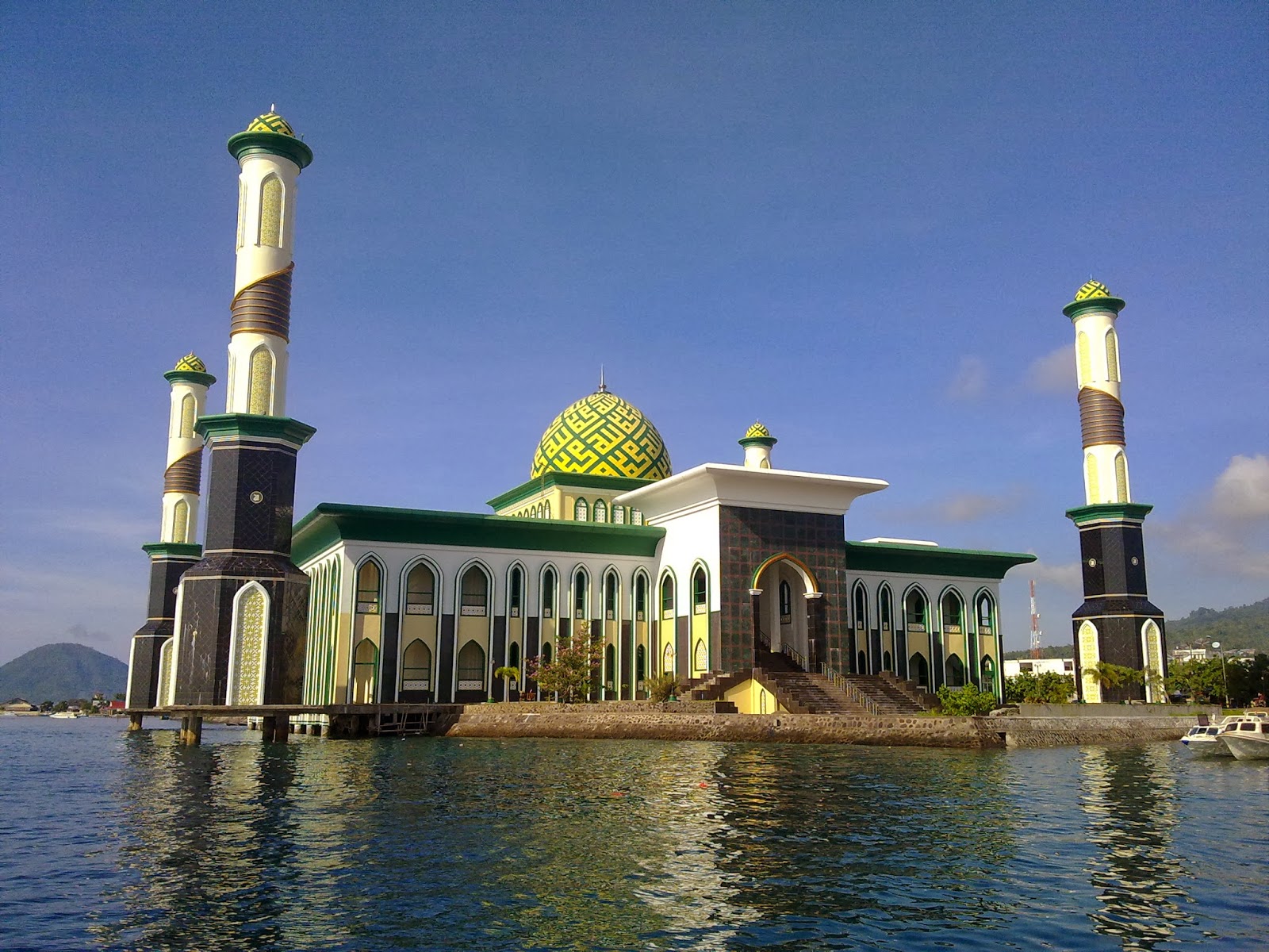 Masjid Al-Munawar Ternate, Satu-Satunya Masjid Apung di Dunia | Blog