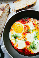 Αβγά σε καυτερή σάλτσα ντομάτας με μπρι - by https://syntages-faghtwn.blogspot.gr