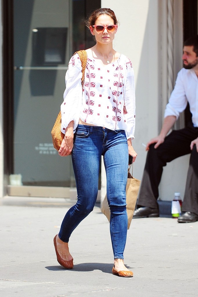 Online Picture Gallery : Katie Holmes - Tight Jeans Candids in NY