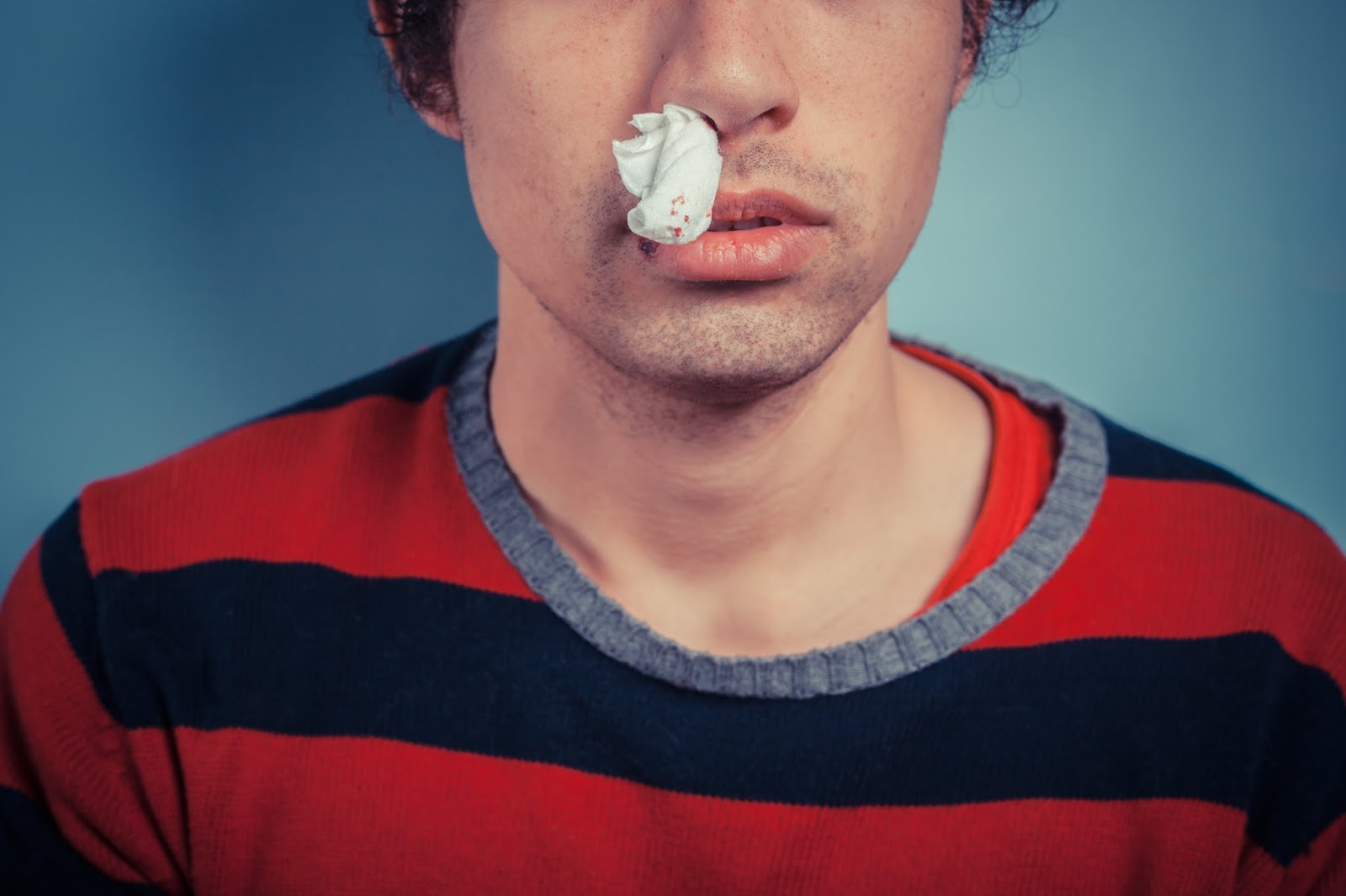 Would snorting or sniffing a drug cause an irritation under the nose?