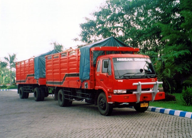 truk gandeng 2-merah depan