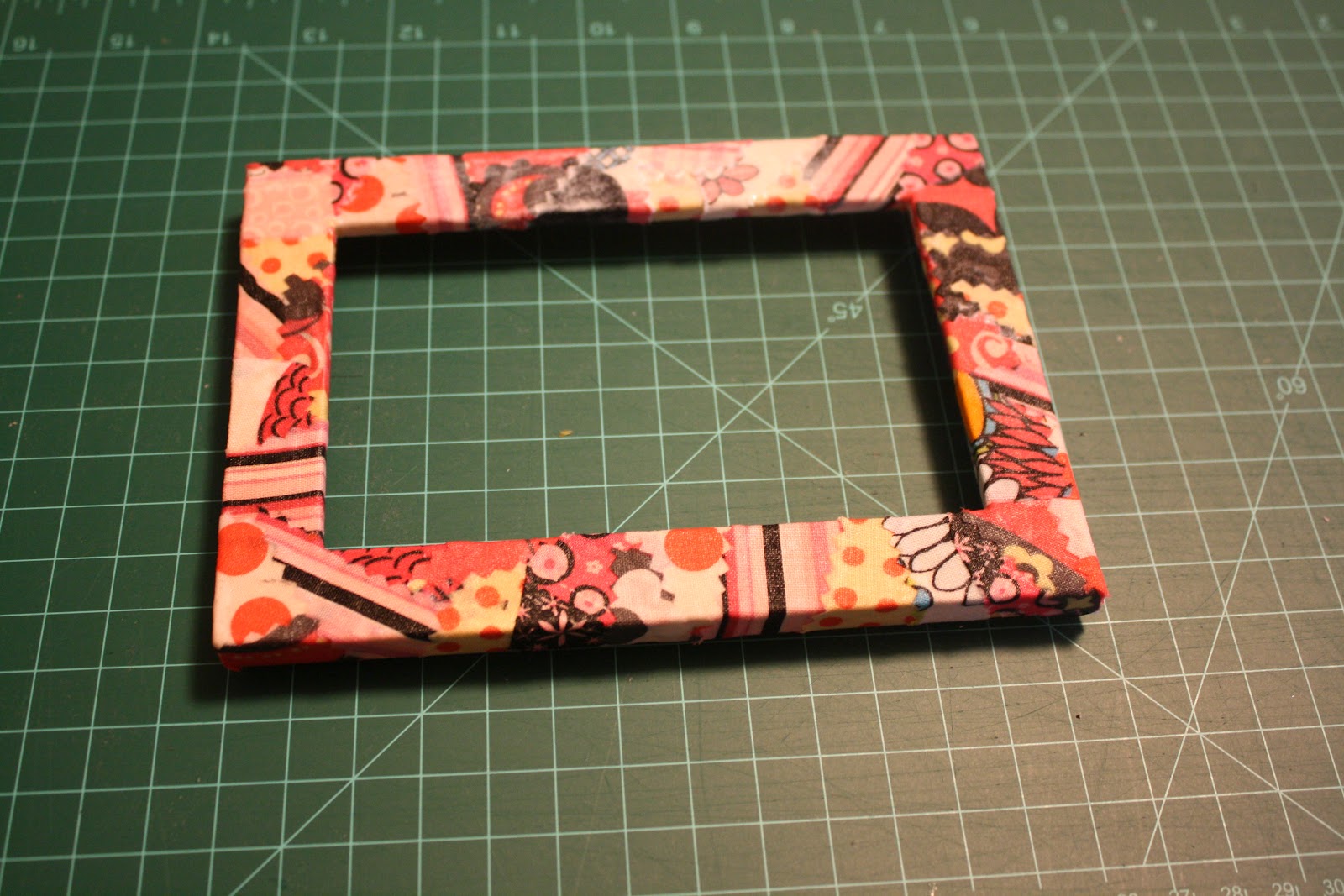 katies dudz Tutorial Fabric covered picture frame! No SeW!