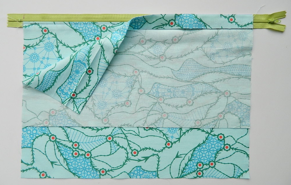 installing zipper closure in a pillow cover {tutorial}