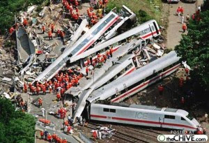 http://3.bp.blogspot.com/-bHWJmQTZmXQ/TrDPDTJzZJI/AAAAAAAAGzA/W1Jyil3inWw/s400/a-train-wrecks-accidents-241.jpg