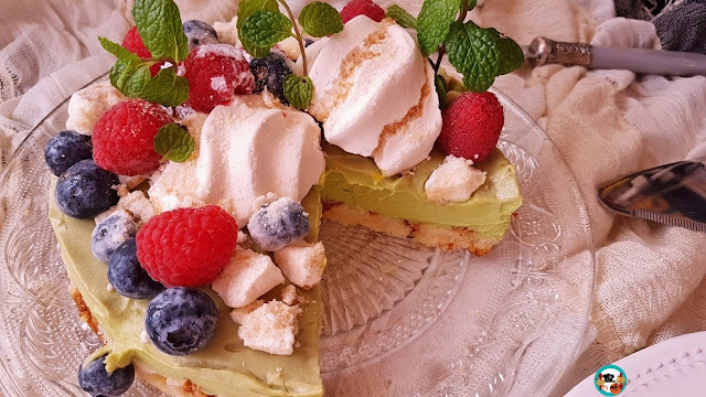 Tarta de aguacate y frutas rojas