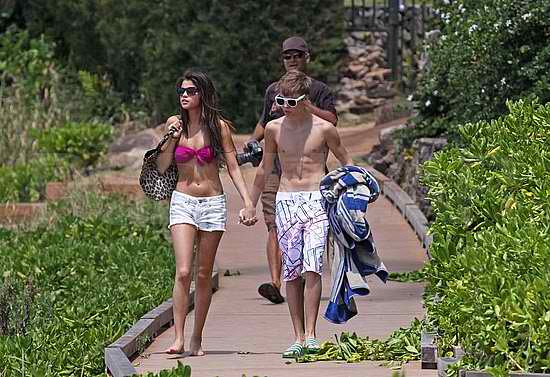 selena gomez and justin bieber beach pics. hair Justin Bieber And Selena