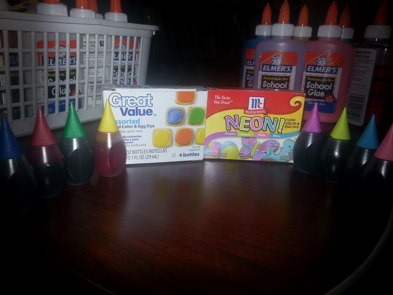 Kindergarten Lifestyle Glue+Food Coloring = Paint!