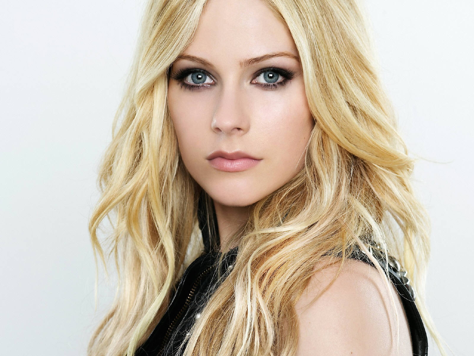 http://3.bp.blogspot.com/-bJYCWpU3ie4/Tu-QUtH1BzI/AAAAAAAAWUw/zugUk8wyUFo/s1600/Beautiful-Avril-Lavigne-Wallpapers-2.jpg