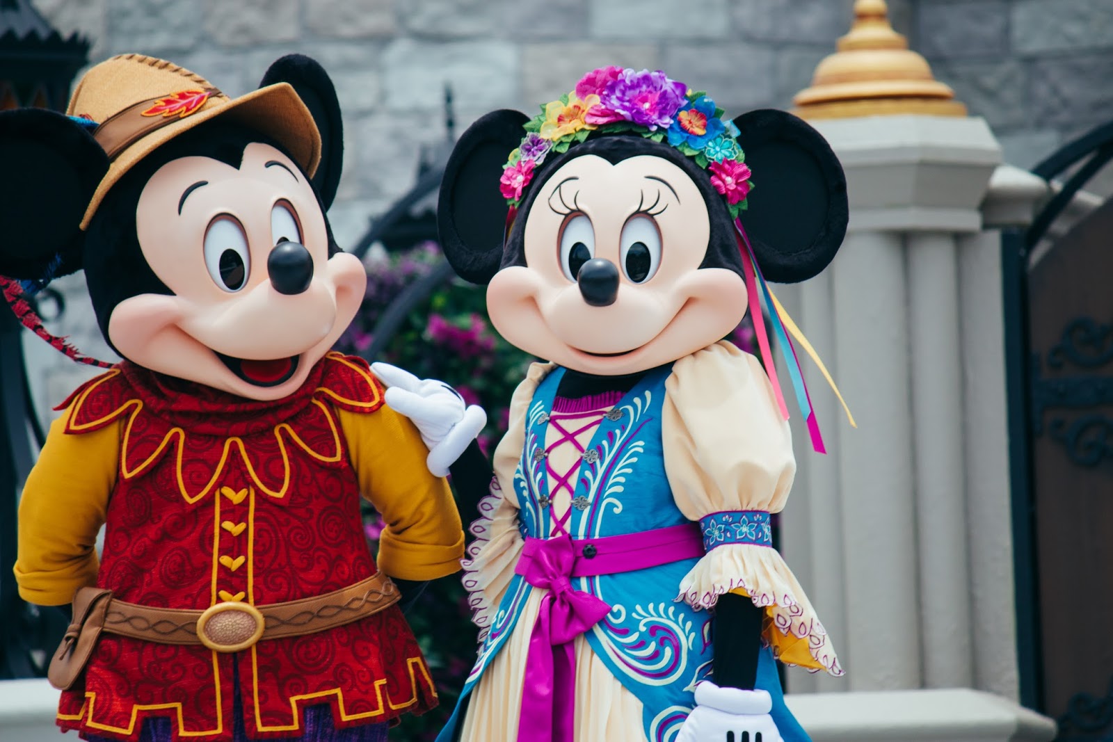 маскот шоу диснейленд. Disney world paris ticket. Disneyland characters. Disneyland characters. дисней уолт фото с героями.