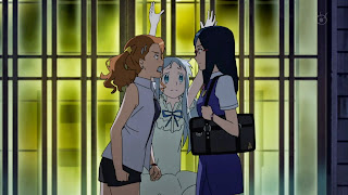 Menma próbuje uspokoić Anaru i Tsuruko. Dziewczyny nie widzą ducha przyjaciółki