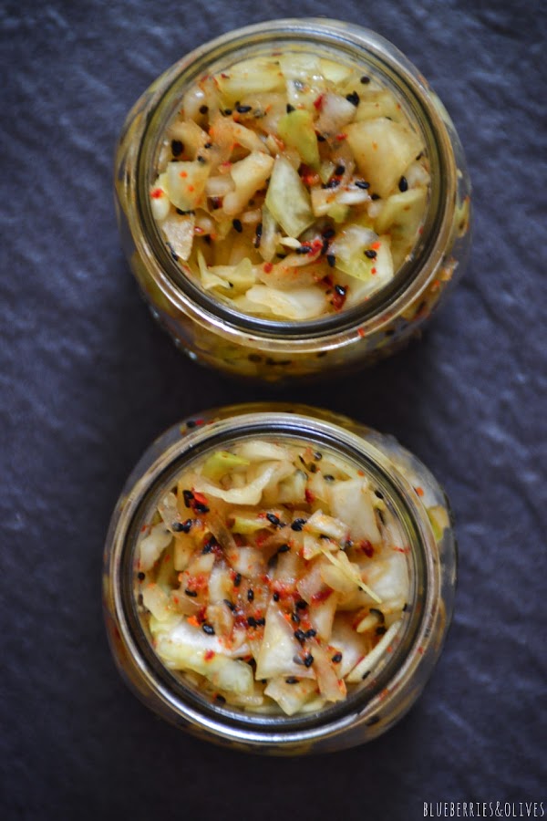 BOTES CRISTAL CON KIMCHI, FONDO NEGRO PIZARRA