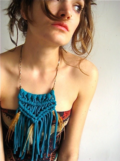 Collar de trapillo con macrame