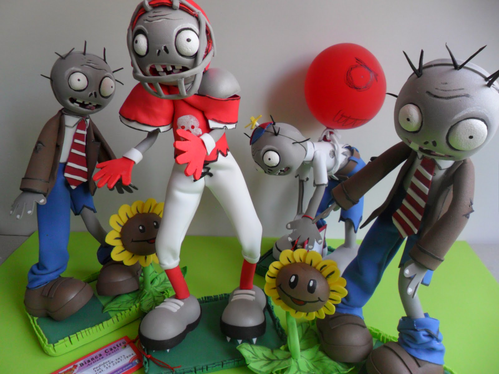 Plants vs zombies 1. плантс против зомби. растения против зомби 2. растения против зомби игрушки папа роб шоу. растения против зомби 1 зомбосс.