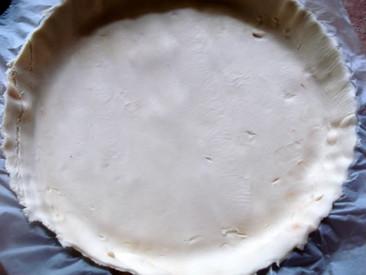 cover round pie mold with the dough