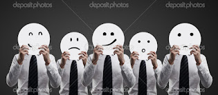 Foto de personas con máscaras expresando emociones