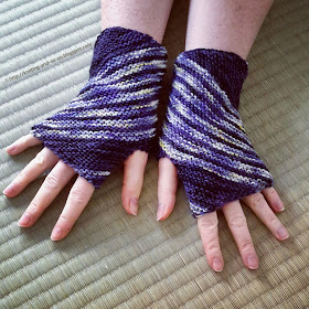 Inclination Wrist Warmers - #free #knittingpattern by Knitting and so on