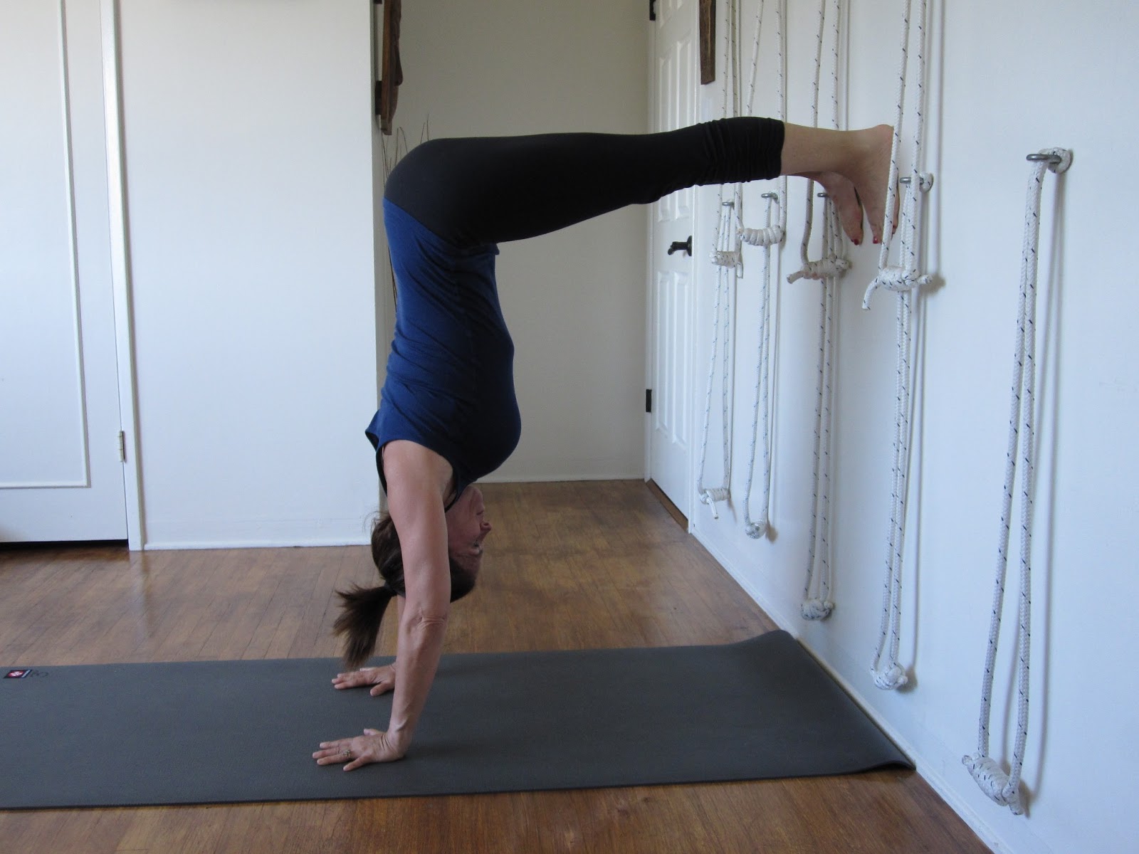 упражнение уголок для пресса на полу. капоэйра стойка. пинча маюрасана. уголок на руках. уголок от пола.